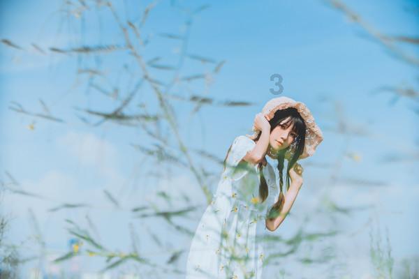 男孩吃鸡腿